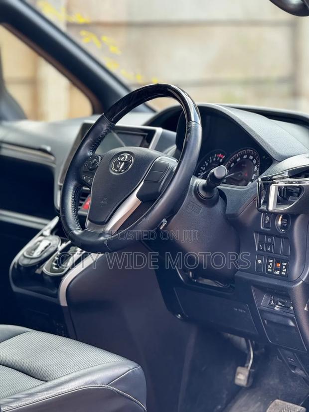 Toyota Esquire 2.0 AWD (8 seater) 2019 Black