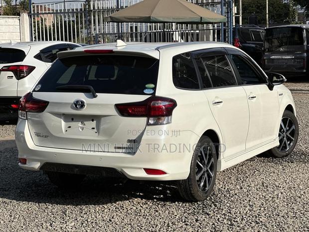 Toyota Corolla Fielder 1.5 Hybrid FWD 2018 White