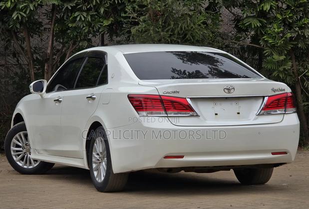 Toyota Crown 2017 White