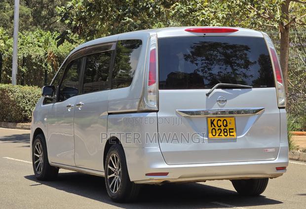 Nissan Serena 2011 Silver