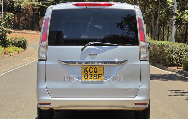 Nissan Serena 2011 Silver