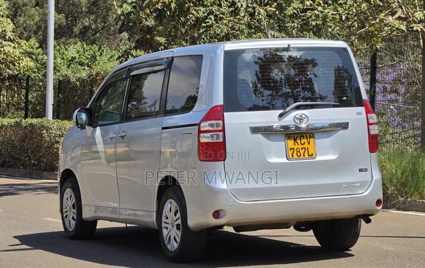 Toyota Noah 2012 Silver