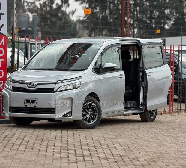 Toyota Voxy 2019 Silver