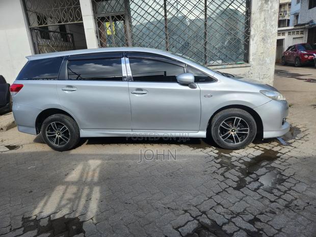 Toyota Wish 2011 Silver