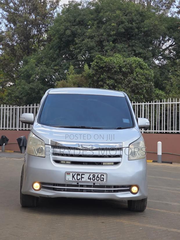 Toyota Noah 2008 Silver