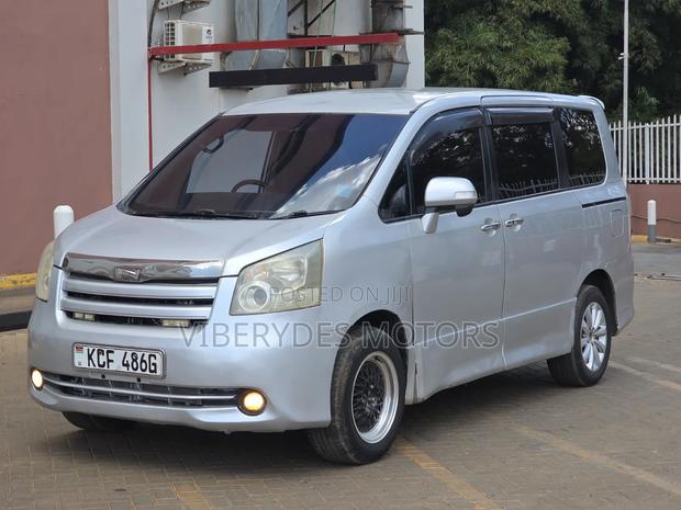 Toyota Noah 2008 Silver