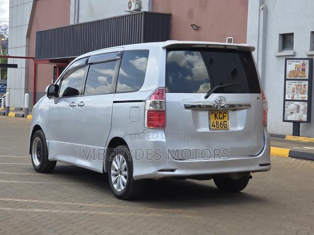 Toyota Noah 2008 Silver