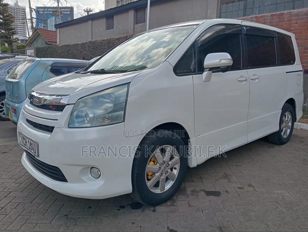Toyota Noah 2.0 143hp FWD (8 Seater) 2010 White
