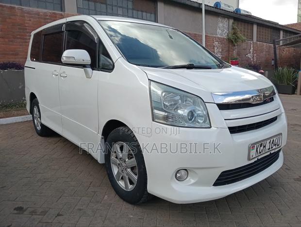 Toyota Noah 2.0 143hp FWD (8 Seater) 2010 White