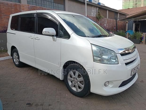 Toyota Noah 2.0 143hp FWD (8 Seater) 2010 White