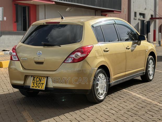 Nissan Tiida 2010 Gold