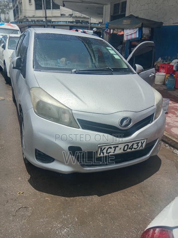 Toyota Vitz 2011 Silver