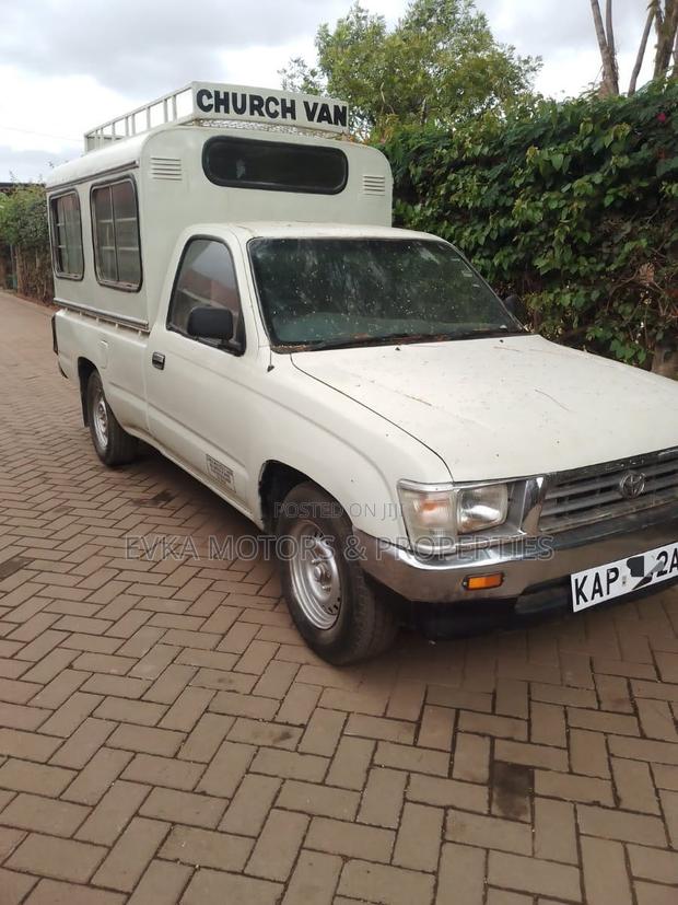 Toyota Hilux 2001 White