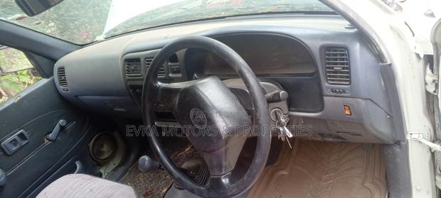Toyota Hilux 2001 White