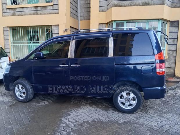 Toyota Noah 2002 Blue