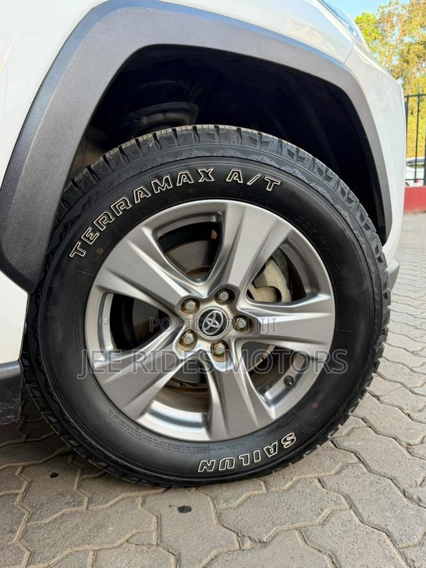 Toyota RAV4 2022 White