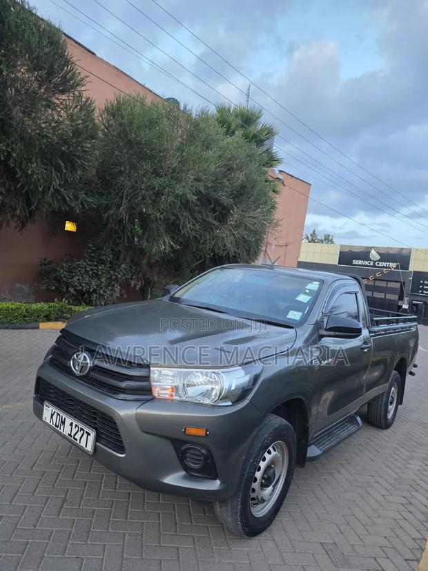 Toyota Hilux 2023 Brown