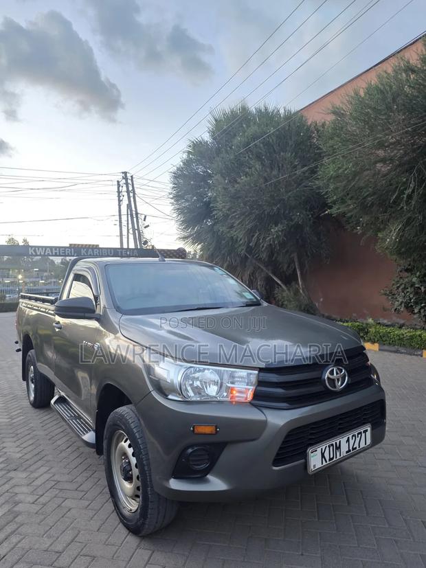 Toyota Hilux 2023 Brown