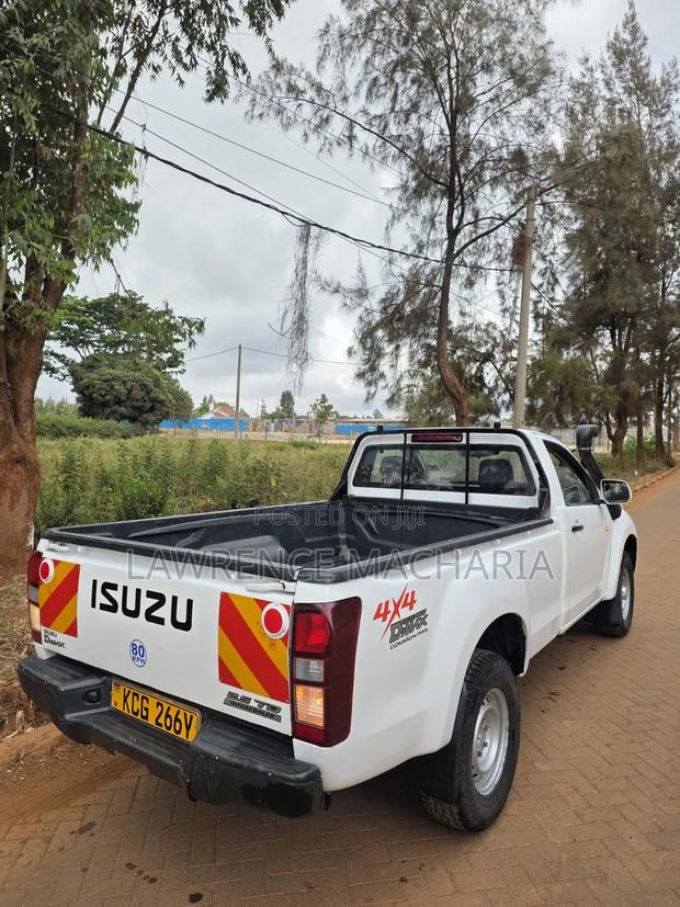 Isuzu D-MAX 2015 White