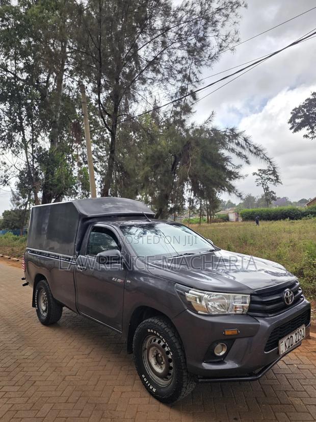 Toyota Hilux 2022 Gray