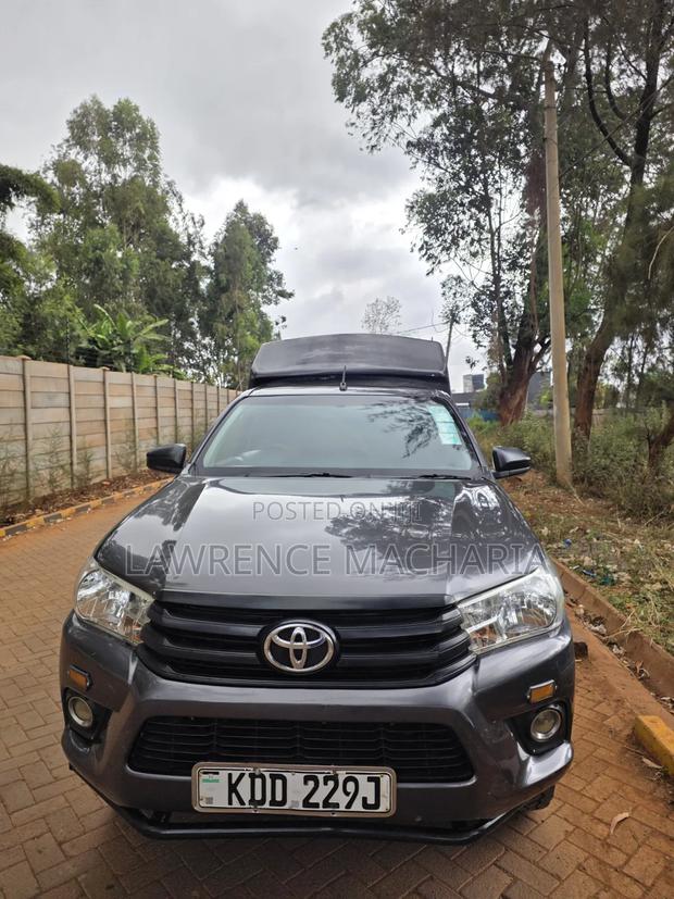 Toyota Hilux 2022 Gray