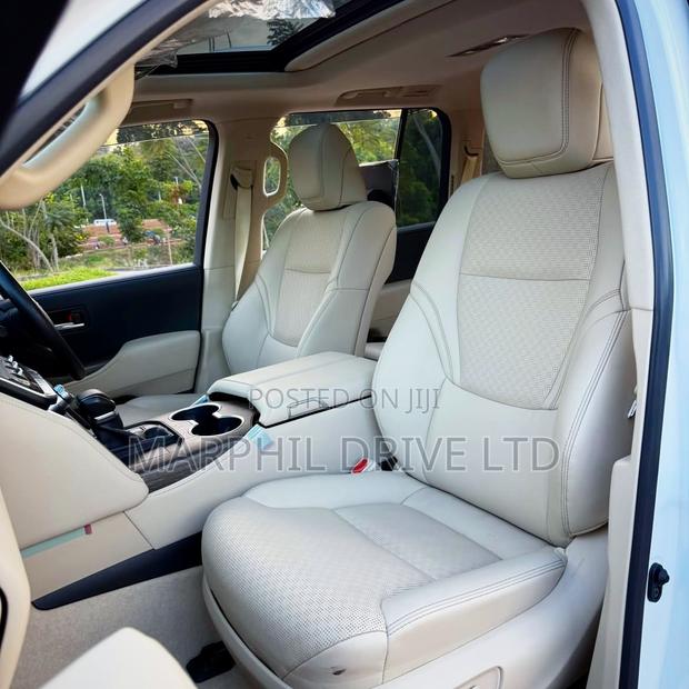 Toyota Land Cruiser LC300 2023 White