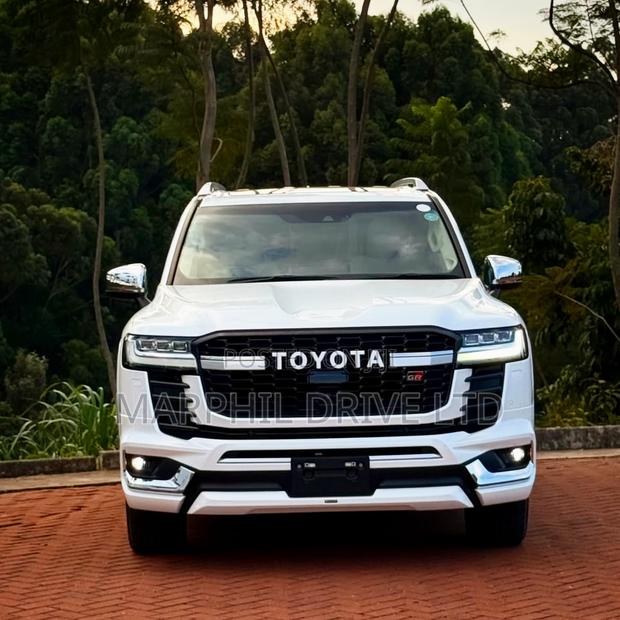 Toyota Land Cruiser LC300 2023 White
