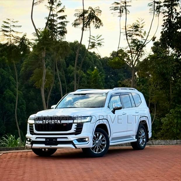 Toyota Land Cruiser LC300 2023 White