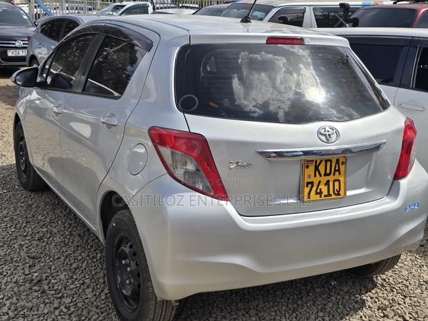 Toyota Vitz 1.0 FWD 5dr 2013 Silver