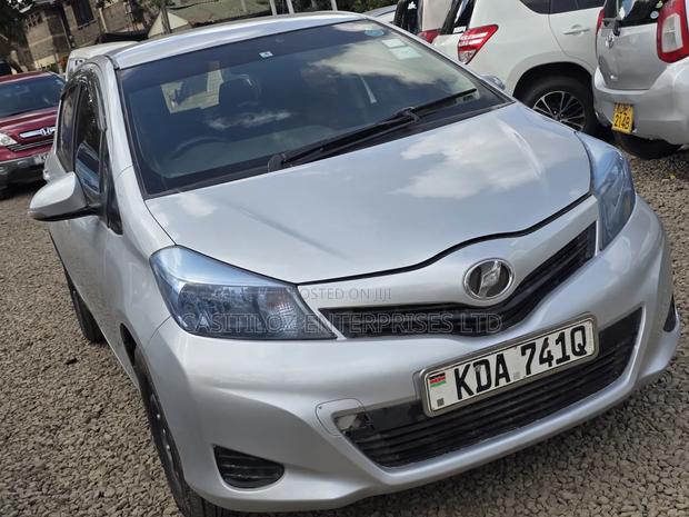 Toyota Vitz 1.0 FWD 5dr 2013 Silver
