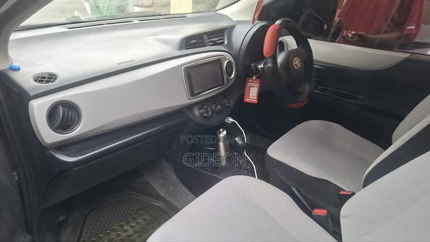 Toyota Vitz 1.3 FWD 5dr 2012 Black