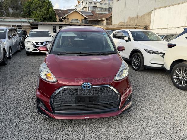 Toyota Sienta 1.5 Hybrid FWD 2020 Maroon