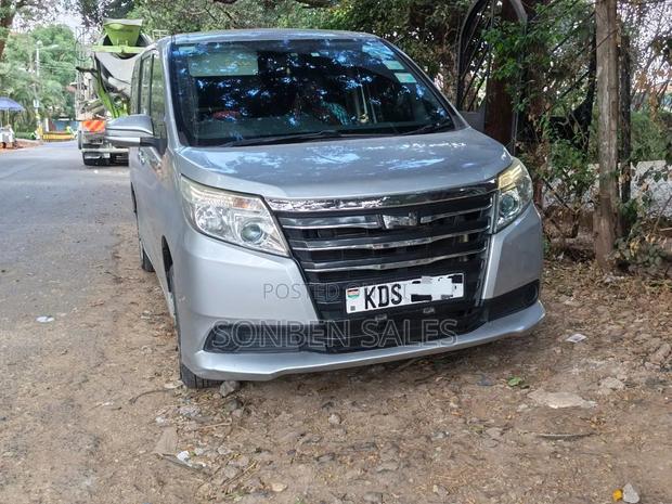 Toyota Noah 2.0 FWD (8 Seater) 2017 Silver