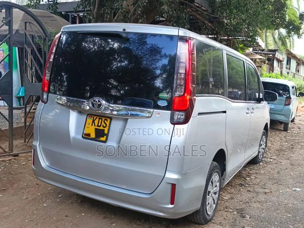Toyota Noah 2.0 FWD (8 Seater) 2017 Silver
