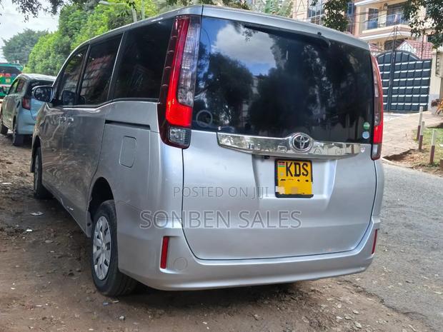 Toyota Noah 2.0 FWD (8 Seater) 2017 Silver