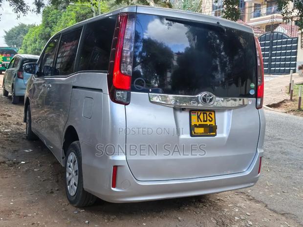 Toyota Noah 2.0 FWD (8 Seater) 2017 Silver