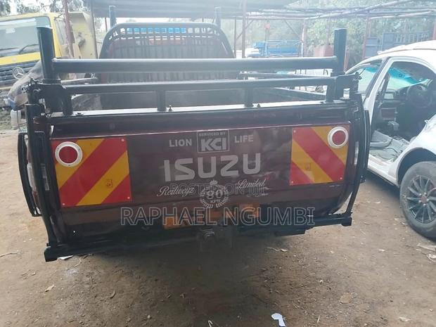 Isuzu D-MAX 2011 Maroon