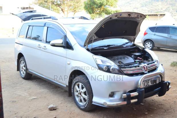Toyota ISIS 2014 Silver