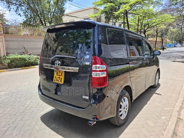 Toyota Noah 2.0 158hp FWD (8 Seater) 2012 Black