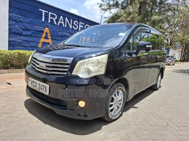 Toyota Noah 2.0 158hp FWD (8 Seater) 2012 Black