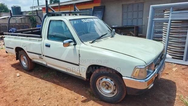 Toyota Hilux 2000 Pearl