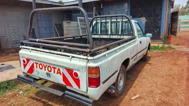 Toyota Hilux 2000 Pearl