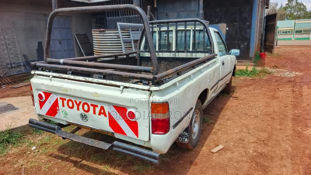Toyota Hilux 2000 Pearl