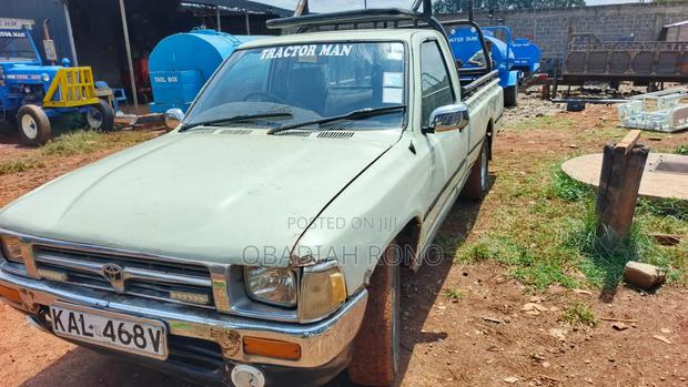 Toyota Hilux 2000 Pearl