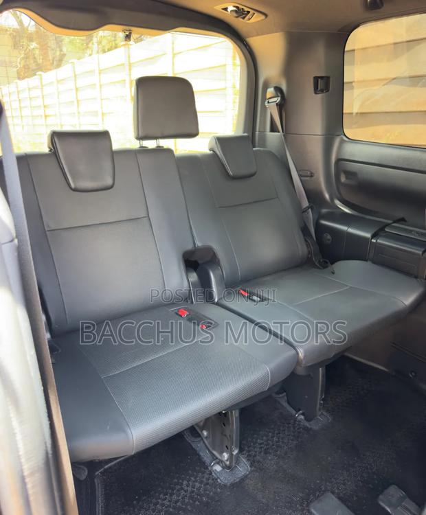 Toyota Esquire 2.0 FWD (8 seater) 2019 Black