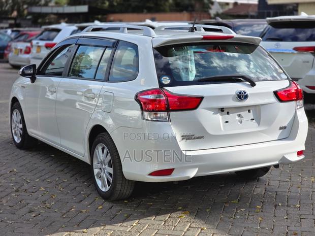 Toyota Corolla Fielder 1.5 Hybrid FWD 2019 White