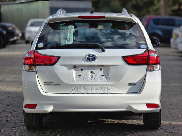 Toyota Corolla Fielder 1.5 Hybrid FWD 2019 White