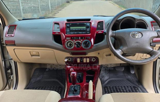 Toyota Hilux 2011 Ivory