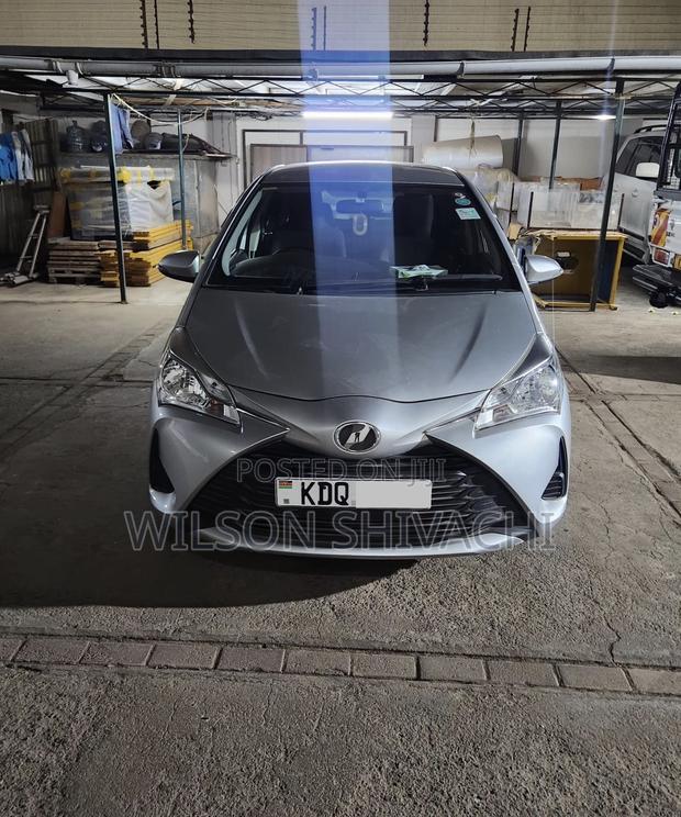 Toyota Vitz 2017 Silver