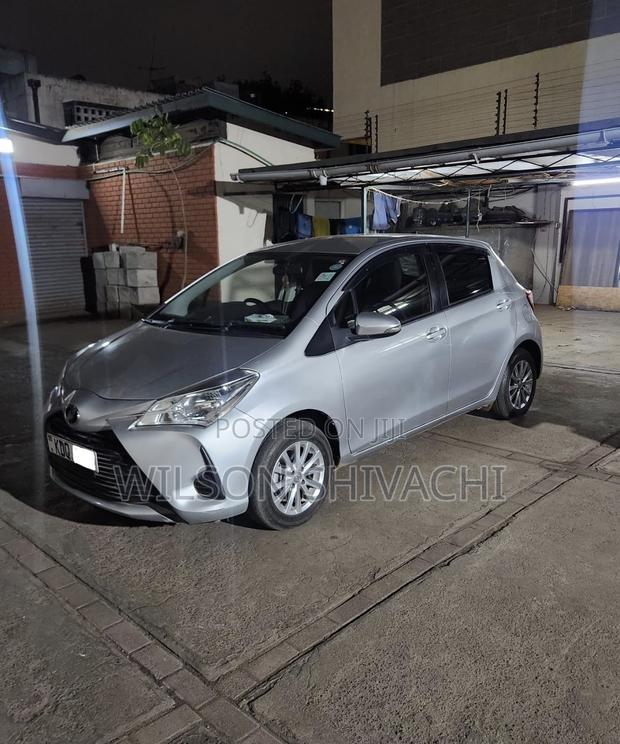 Toyota Vitz 2017 Silver
